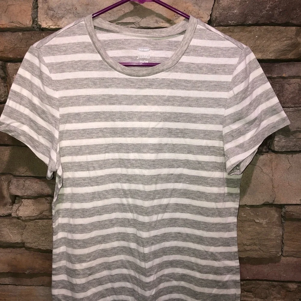 5/$25 Old Navy fitted size XL gray & white striped shirt